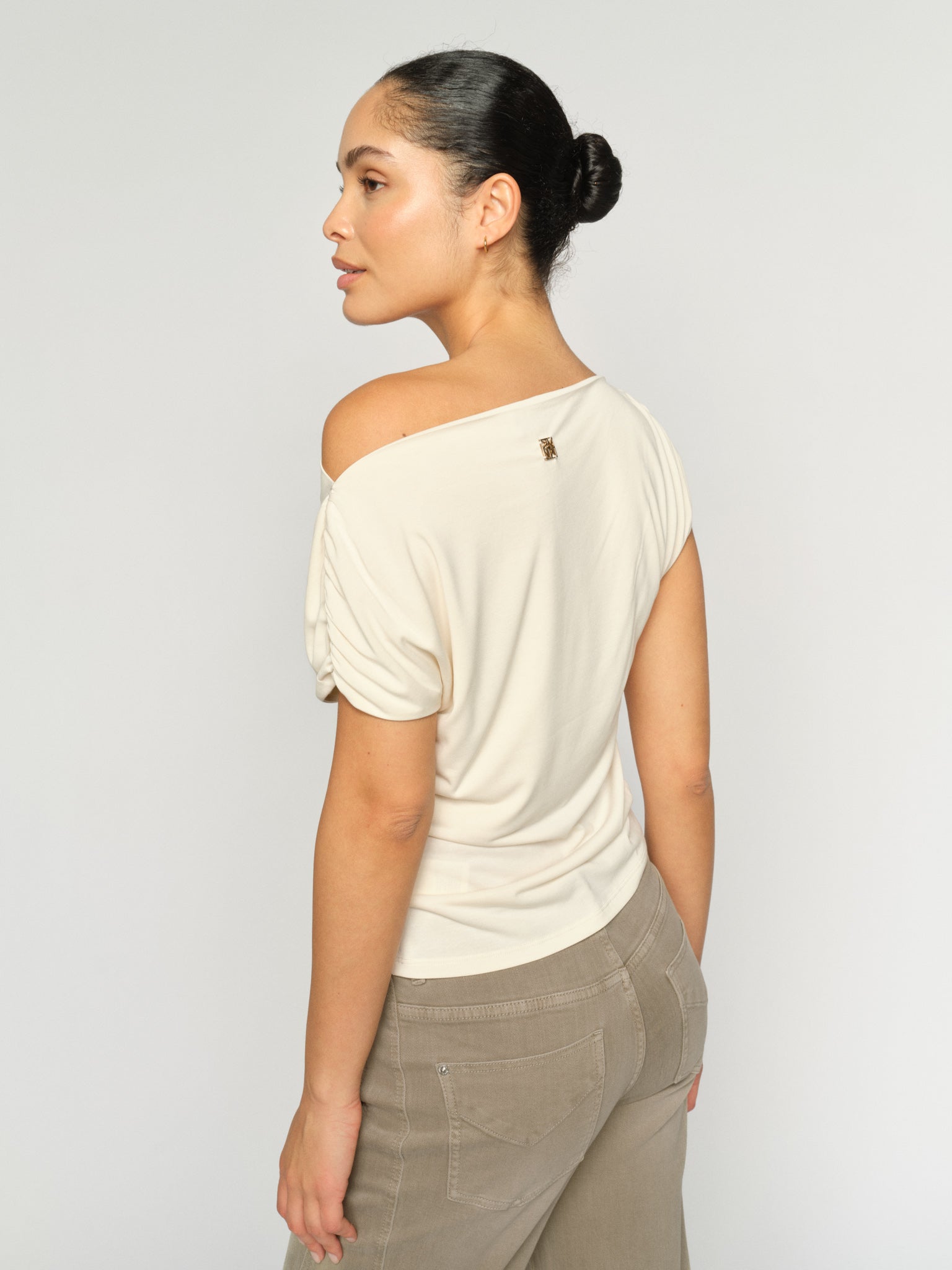 Modelshot / Ecru / Detail